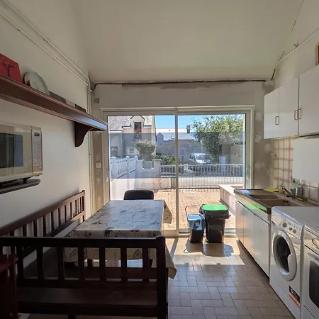 Vakantiehuis Maison De 400 M De La Et Du Port De *