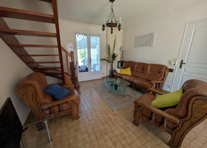 Maison De 400 M De La Et Du Port De *